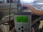 Control de espesor de material con dispositivo de medición ultrasónico.