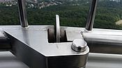 fein gebürsteter Edelstahl am Gelenkscharnier vom Stuttgarter Fernsehturm