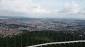 fein gebürsteter Edelstahl am Fernsehturm als Absperrung