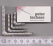Edelstahlwinkel 50x50x5mm im Vergleich zu 30x30x3mm scharfkantig allseitig geschliffen als Sägeprofilschnitt Bandsäge