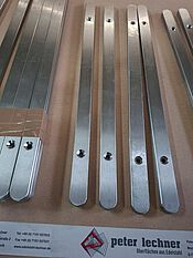 Systemleisten 25x10mm Flachstahl mit Anarbeitung bohren fräsen und schleifen auf Oberflächenwert